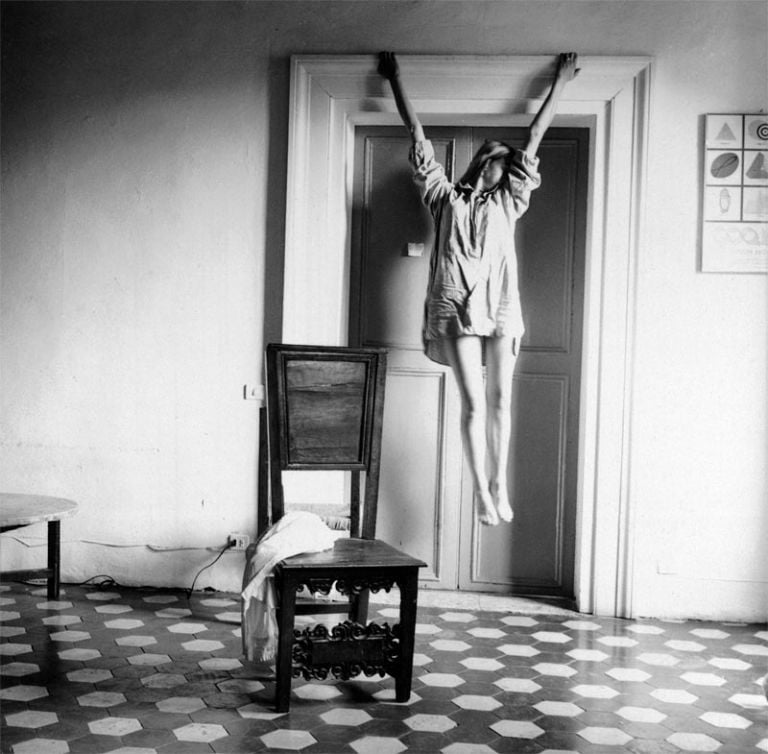 Francesca Woodman Untitled Rome 1977 1978 New York, fotografia a tutto spiano. Archiviata la fiera, partono le grandi aste. Da Diane Arbus a Sophie Calle, passando per Stieglitz e Woodman. Un banchetto per collezionisti fissati con la pellicola