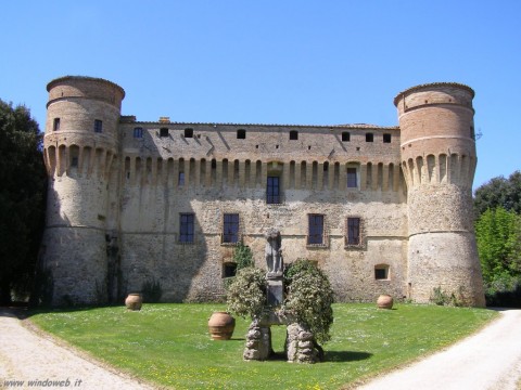 Il Castello della tenuta Civitella Ranieri Tre italiani nell’esercito di Civitella Ranieri: Manfredi Beninati, Ettore Favini, Francesco Simeti. Un plotone di artisti, musicisti, scrittori, pronti a conquistare il castello perugino