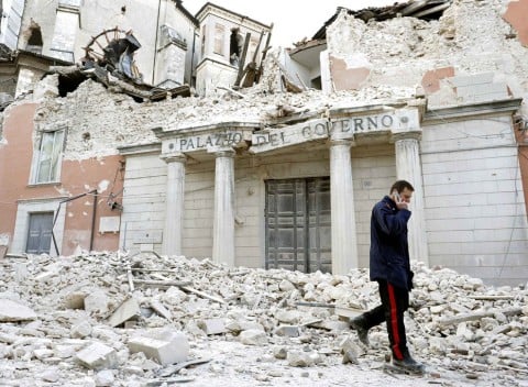 Il Palazzo della Prefettura dellAquila distrutto dal terremoto del 6 aprile 2009 L’Aquila a rete unificata. Il film di Al Jazeera arriva sulle web tv italiane, in simultanea. L’Anniversario del sisma, sul web, si celebra così. Cinema per non dimenticare, anche su Artribune Television