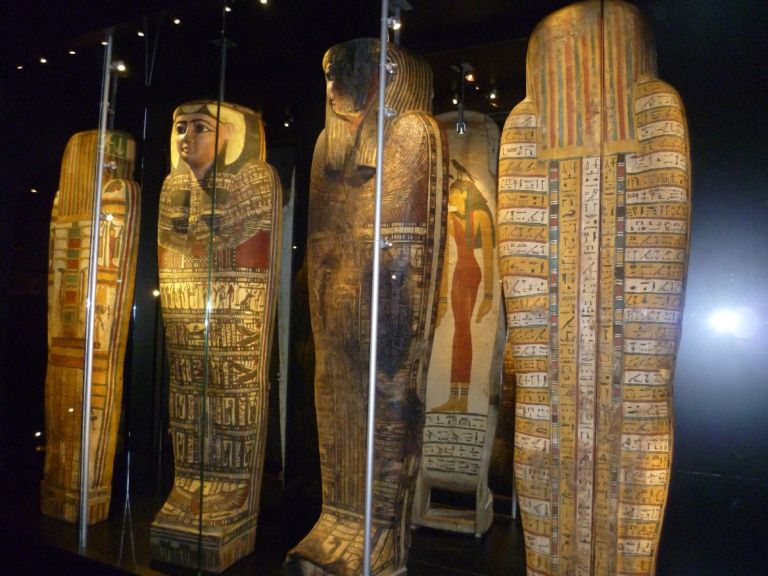 Immagini della mostra Aegyptens Schaetze entdecken 2 Spazi espositivi da oscar. Nuova luce griffata Dante Ferretti per lo Statuario del Museo Egizio di Torino. Che si concede anche una tournée estiva in Germania