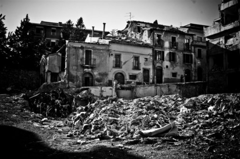 LAquila la zona rossa immortalata da Emiliano Iatosti L’Aquila a rete unificata. Il film di Al Jazeera arriva sulle web tv italiane, in simultanea. L’Anniversario del sisma, sul web, si celebra così. Cinema per non dimenticare, anche su Artribune Television