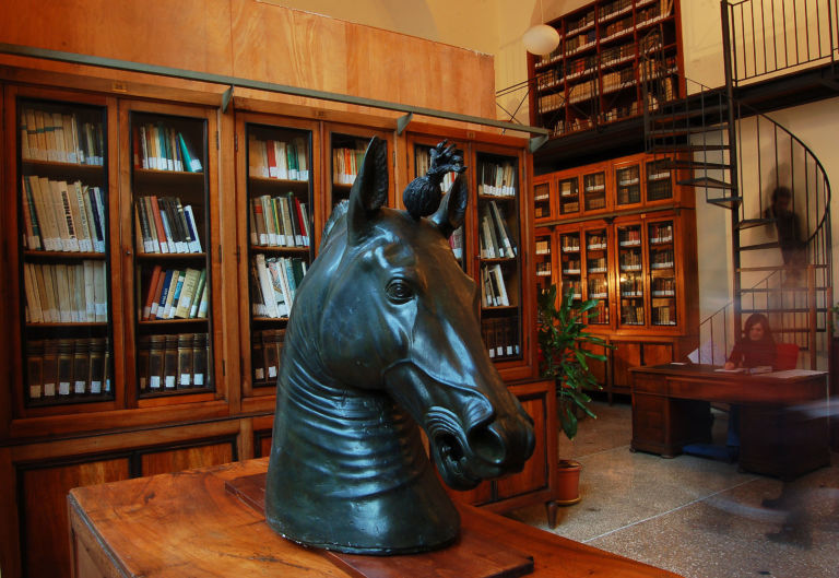 La Biblioteca dell’Accademia 1 Bentornata Galleria dell’Accademia. Dopo un anno di chiusura per restauri, riapre un’istituzione chiave per l’arte napoletana: il nuovo look nelle foto di Artribune