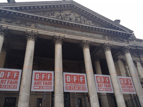 La Borsa di Bruxelles allestita con gli stendardi della Off Art Fair Brussels Updates: non c’è fiera di successo senza le sue collaterals. Ecco quelle di Art Brussels: quest’anno è sbarcata in Belgio pure la parigina Slick