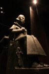 La nuova illuminazione dello Statuario foto di Paolo Mottura 1 Spazi espositivi da oscar. Nuova luce griffata Dante Ferretti per lo Statuario del Museo Egizio di Torino. Che si concede anche una tournée estiva in Germania