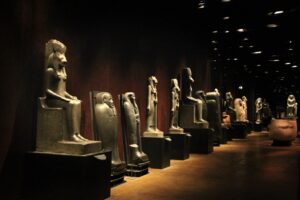 Spazi espositivi da oscar. Nuova luce griffata Dante Ferretti per lo Statuario del Museo Egizio di Torino. Che si concede anche una tournée estiva in Germania