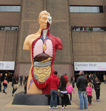 Occupy Damien Hirst. Non sei nessuno, se non subisci il tuo bravo assalto: e nel mirino del movimento finisce Hymn, l’opera totem davanti alla Tate Modern