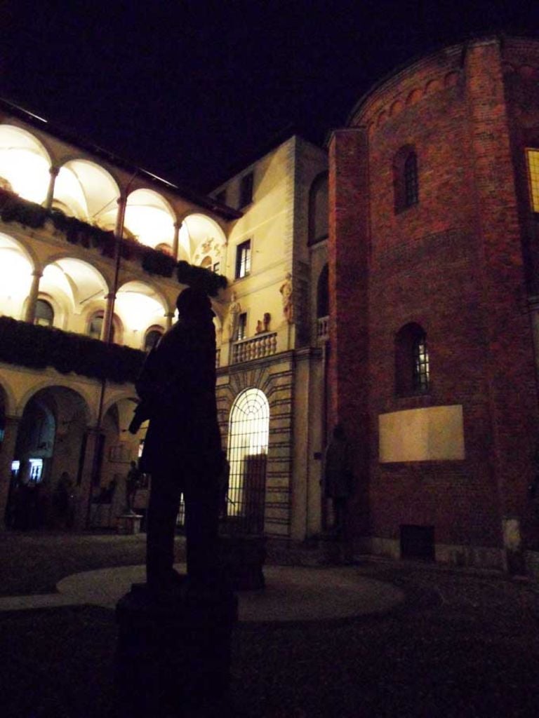 Saloni Updates: abbassate la voce, alla Biblioteca Ambrosiana parlano solo i libri. Qualche foto da Librocielo, performance audiovisiva di Attilio Stocchi