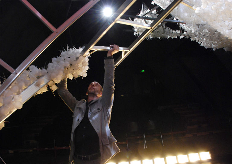 Lopera di Loris Cecchini in allestimento foto Stefano Ridolfi 5 Pirri, Castellani, Kounellis, e ora Loris Cecchini. Quarto step a Scandicci per gli atti teatrali sull’opera d’arte di Giancarlo Cauteruccio, su Artribune l’anteprima fotografica