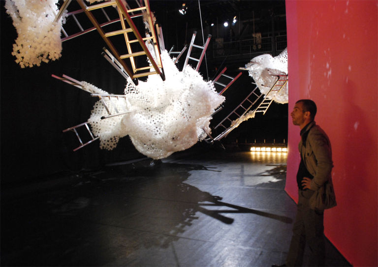 Lopera di Loris Cecchini in allestimento foto Stefano Ridolfi 6 Pirri, Castellani, Kounellis, e ora Loris Cecchini. Quarto step a Scandicci per gli atti teatrali sull’opera d’arte di Giancarlo Cauteruccio, su Artribune l’anteprima fotografica