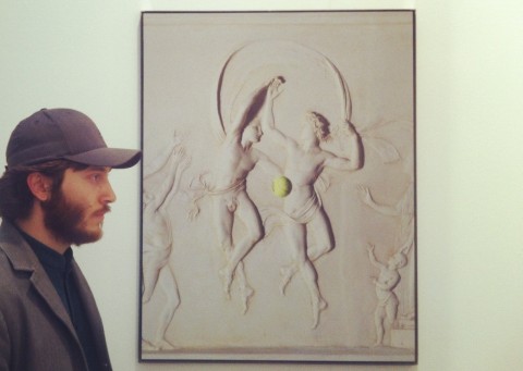 Luca Pozzi davanti alla sua opera allo stand Luger Milano Updates: un’opera d’arte in copertina? No, una copertina che divanta opera d’arte. Il progetto di Luca Pozzi per lo speciale Gallerie della Scala di Artribune finisce a Miart, nello stand Federico Luger