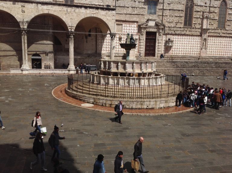 Luca Signorelli a Perugia La fontana dei Pisano assiste impassibile Dopo Perugino e Pintoricchio, Luca Signorelli. A Perugia la grande mostra che completa il tris dedicato ai grandi del Rinascimento, ecco le immagini dell’opening