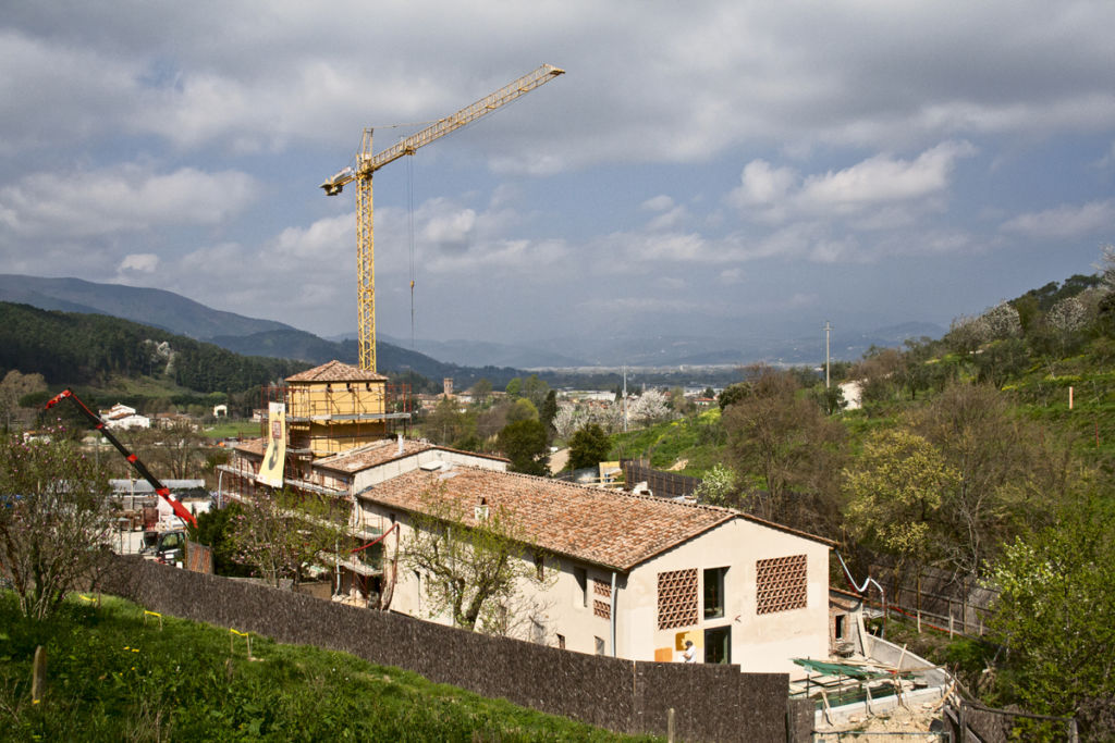 Work in progress Scompiglio. Si continua a lavorare, in quel di Vorno, per il nuovo grande centro polivalente. Pochi mesi all’opening e noi, intanto, seguiamo il cantiere…