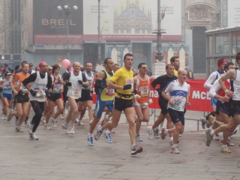 Maratona di Milano Milano Updates: MiArt nel guinness dei primati. Causa blocco del traffico la fiera apre in orari antelucani. Perdipiù di domenica...