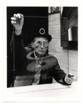 Marcel Duchamp controlla una sua opera prima di una mostra Il dietro le quinte delle mostre. Un blog colleziona fotografie delle opere in fase di allestimento. Dalla Gioconda a Damien Hirst