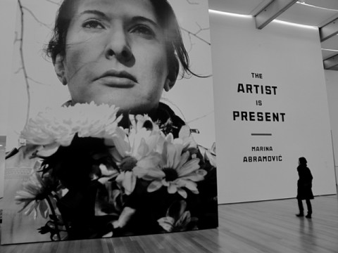 Marina Abramovic The Artist is Present 2001 MoMA installation view Portrait with Flowers 2009 L’incredibile presenza dell’assenza