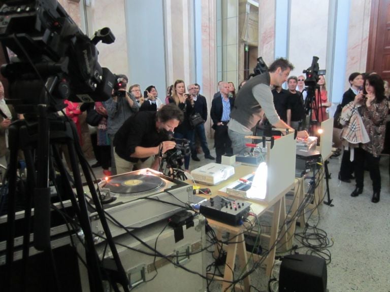 Masbedo performance all’Ambascita Italiana di Berlino la performance2 Berlin Updates: per Masbedo arriva l’era delle disillusioni. Niente più sogni, ma solo scorie e carie. Tante foto dalla performance all’Ambascita Italiana