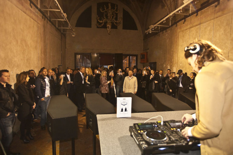 Premio Maretti Party Night 20 Milano Updates: proprio così, a Milano per l’art weekend c’era anche Sarkozy. Il figlio Pierre, aka DJ Mosey, star con Giuseppe Stampone del party del Premio Maretti. Ecco tutte le foto