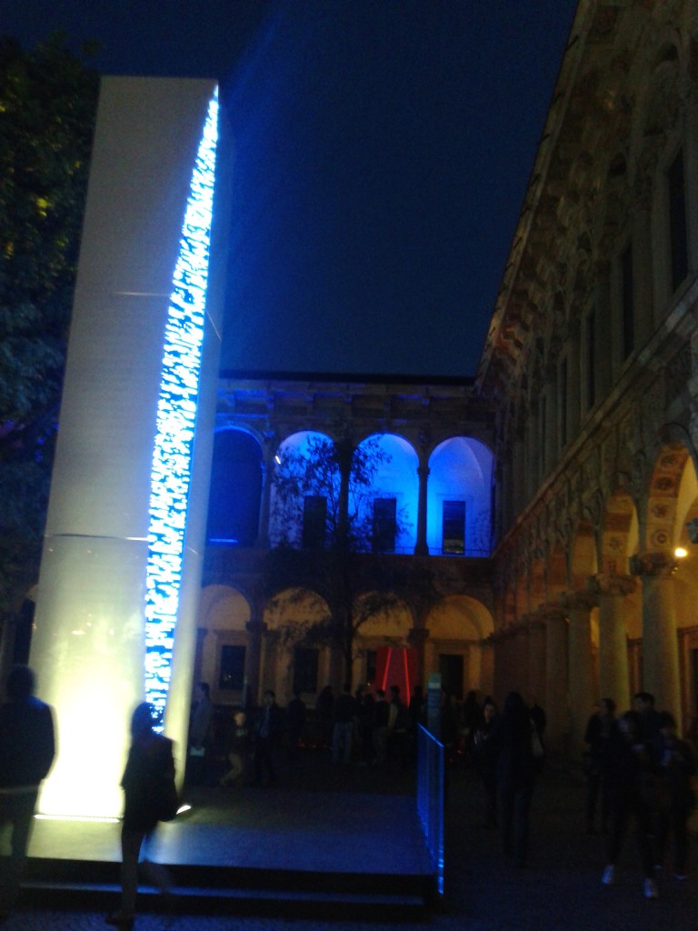 Quattro punti per una torre Massimo Iosa Ghini con FMG Fabbrica Marmi e Graniti. Illuminazione iGuzzini Saloni Updates: Interni va all’Università. Per uno show che fonde arte e design. Legacy, alla Statale di Milano, getta un occhio alla tradizione e uno all’innovazione