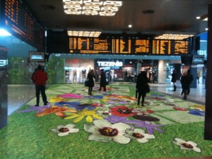 Saloni Updates: un gigantesco tappeto erboso dentro la Stazione Garibaldi. E Green Island fa del quartiere Isola un avamposto del design ecosostenibile