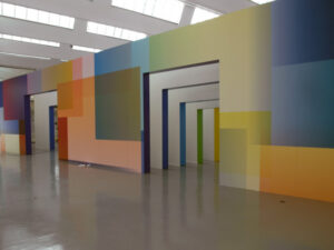 Triennale Design Museum, spazio al colore e alla linea. Gli arcobaleni di Fabio Novembre per un tuffo nel graphic design italiano. Tutte le foto dell’allestimento