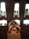 Sarah Lucas al Museo Anahuacalli di Citta del Messico5 Mexico City Updates: ancora mostre fuorifiera. Al sud più remoto del Distrito Federal si trova lo splendido Museo Anahuacalli. E c’è una mostra di Sarah Lucas in mezzo alle statuette Maya