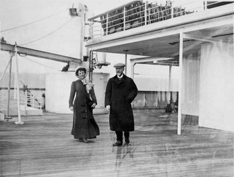 Titanic. Couple Taking a Stroll “Gli Imperdibili” della settimana. Libri scolpiti, lavavetri acrobatici e foto del Titanic. E naturalmente, i Kraftwerk al MoMA