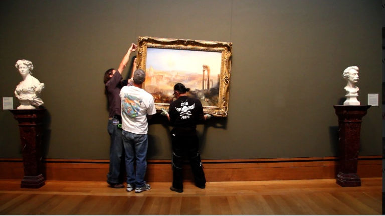 Unopera di Turner viene posizionata al Getty Museum Il dietro le quinte delle mostre. Un blog colleziona fotografie delle opere in fase di allestimento. Dalla Gioconda a Damien Hirst