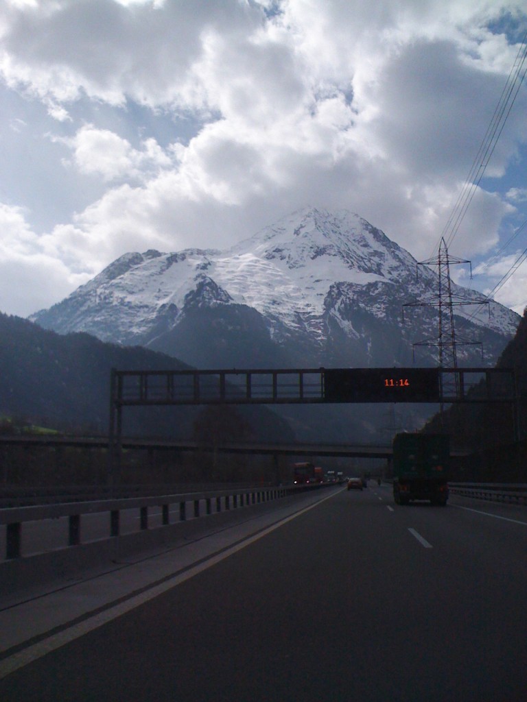 Viaggio in autostrada dall’Olanda attraversando la Svizzera verso Bergamo Cosa significa essere “artista in residenza”? Scopritelo con Artribune, che segue tappa dopo tappa Remco Torenbosch ospite a Bergamo per The Blank Residency