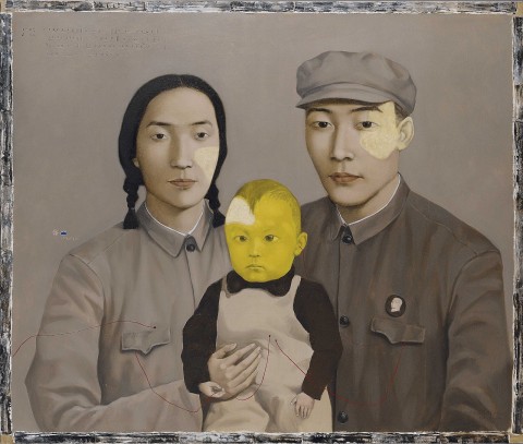 Zhang Xiaogang Bloodline Big Family Family No. 2 Staffetta New York-Hong Kong, torna a Est l’ago della bilancia dell’arte asiatica. Da Sotheby’s occhi puntati su Zhang Xiaogang