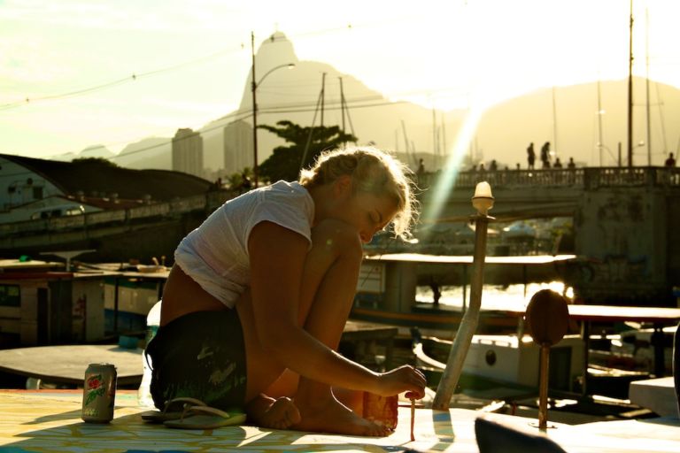 flutuando Galleggiante, en plein air, sociale e comunitario. Il progetto FlutuArte reinventa un angolo di Rio de Janeiro. Dalla terra ferma all’acqua: nuovi spazi per i murales