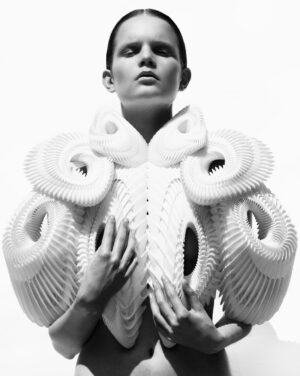 Iris van Herpen, l’architetto della moda, incontra il pubblico del Maxxi. Arriva a Roma l’olandese amata da Bjork e Lady Gaga