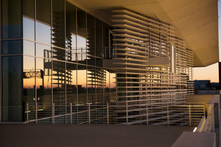 i.lab Ala nord autostrada Curtain wall Innovazione e sostenibilità. Paroline magiche dell’Italia che cambia. A Bergamo Richard Meier progetta i.lab, quartier generale di Italcementi