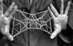 immagine primo lab Particolare di una immagine tratta dal volume Murphys String Figures. Teaching Math With String Figures di James R. Murphy Welcome Mr. Peng. La settimana calda di Xing