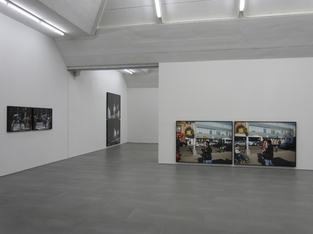 Berlin Updates: di qua e di là dal muro, alla galleria Carlier Gebauer la fotografia di strada dell’inglese Paul Graham