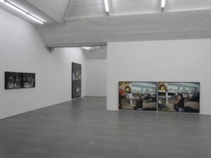 Berlin Updates: di qua e di là dal muro, alla galleria Carlier Gebauer la fotografia di strada dell’inglese Paul Graham