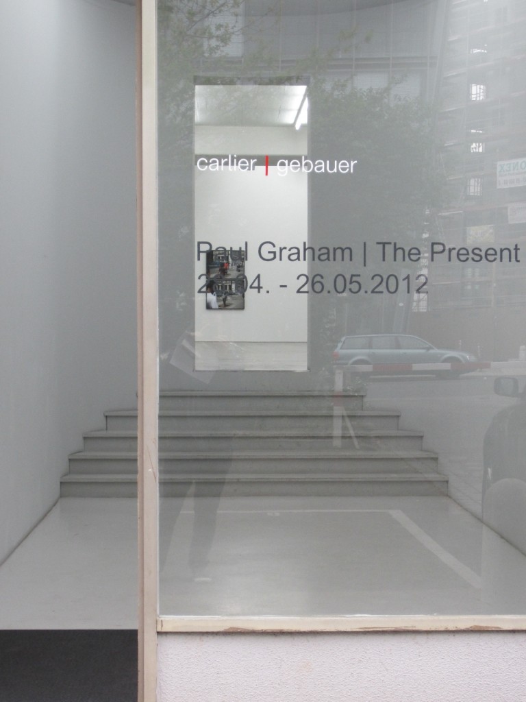 lingresso di carlier gebauer Berlin Updates: di qua e di là dal muro, alla galleria Carlier Gebauer la fotografia di strada dell’inglese Paul Graham
