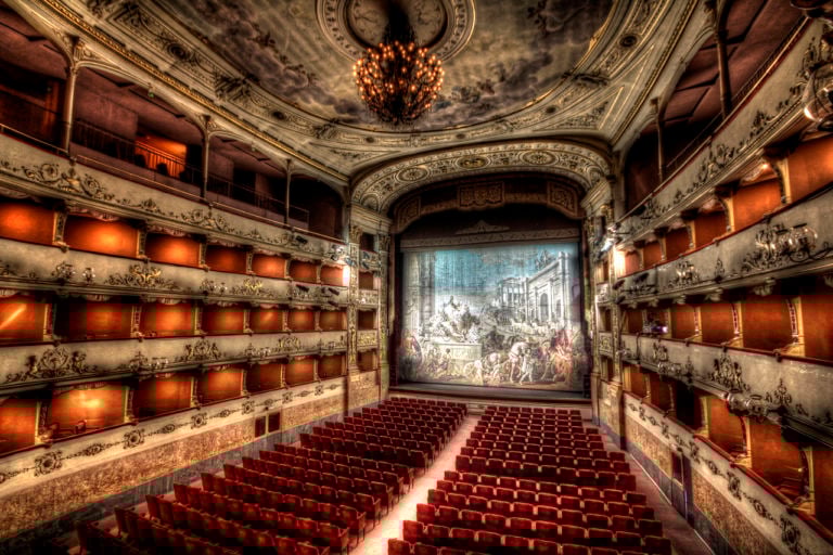 sipario storico Dai giardini della Biennale al gioco della Pergola. Giacomo Costa si reinventa scenografo, per lo storico teatro fiorentino. E intanto l'antico sipario torna a risplendere
