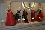 05 Ballgowns. British Glamour since 1950 L'Italia, il museo che non c'è e il Victoria and Albert