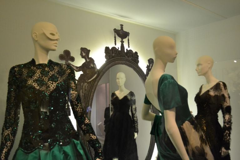 07 Ballgowns. British Glamour since 1950 L'Italia, il museo che non c'è e il Victoria and Albert