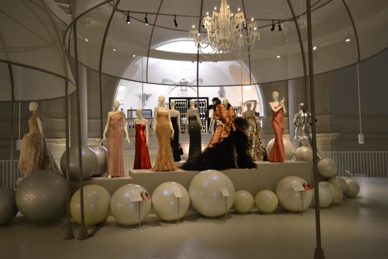 12 Ballgowns. British Glamour since 1950 L'Italia, il museo che non c'è e il Victoria and Albert