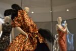 13 Ballgowns. British Glamour since 1950 L'Italia, il museo che non c'è e il Victoria and Albert