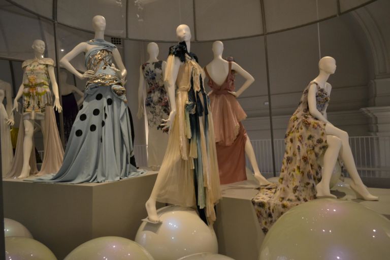 16 Ballgowns. British Glamour since 1950 L'Italia, il museo che non c'è e il Victoria and Albert