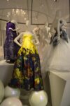 17 Ballgowns. British Glamour since 1950 L'Italia, il museo che non c'è e il Victoria and Albert