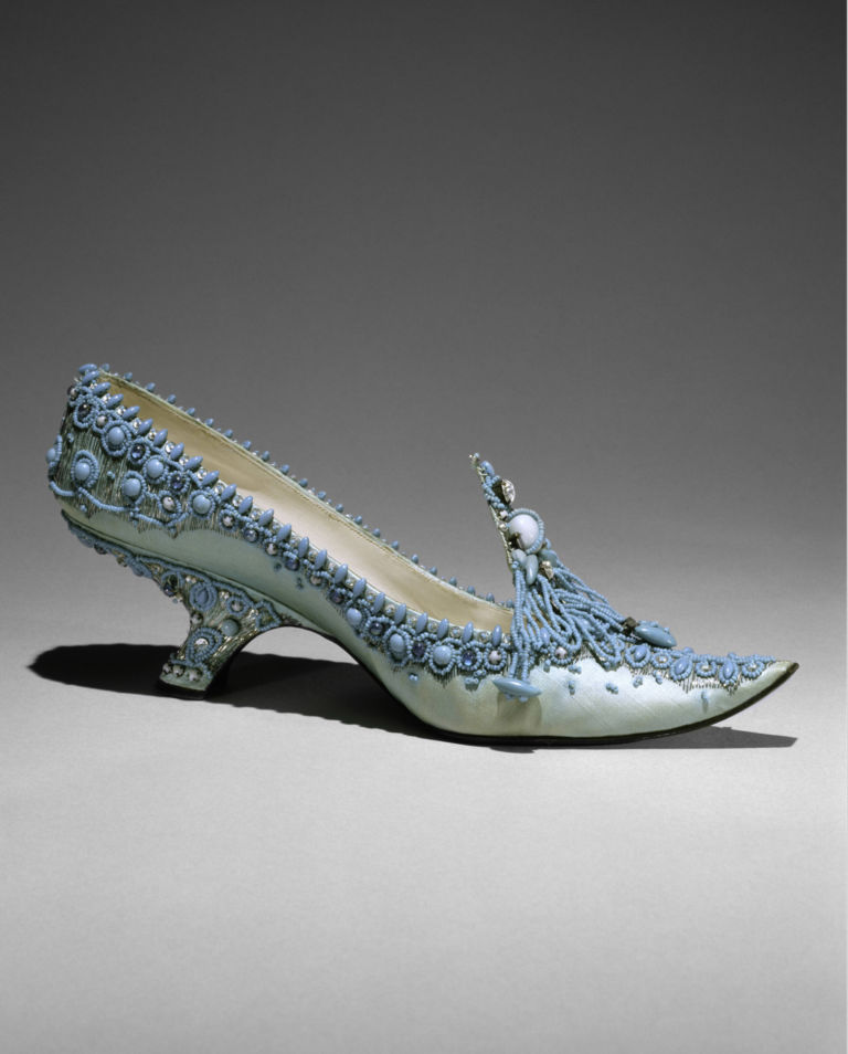 213 Roger Vivier, un artista che disegnava scarpe. Icona del fashion, coccolato dal cinema e dai musei, il grande stilista francese arriva a Toronto. Con una mostra che ne celebra talento e carriera