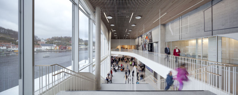 217 Architettura white and green. La Norvegia punta sull’integrazione paesaggistica e ambientale. E inaugura un centro culturale tutto bianco, progettato dai danesi 3XN