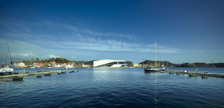 310 Architettura white and green. La Norvegia punta sull’integrazione paesaggistica e ambientale. E inaugura un centro culturale tutto bianco, progettato dai danesi 3XN