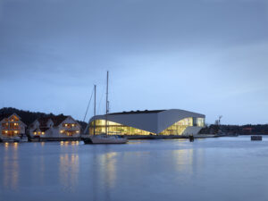 Architettura white and green. La Norvegia punta sull’integrazione paesaggistica e ambientale. E inaugura un centro culturale tutto bianco, progettato dai danesi 3XN