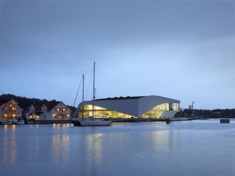 48 Architettura white and green. La Norvegia punta sull’integrazione paesaggistica e ambientale. E inaugura un centro culturale tutto bianco, progettato dai danesi 3XN