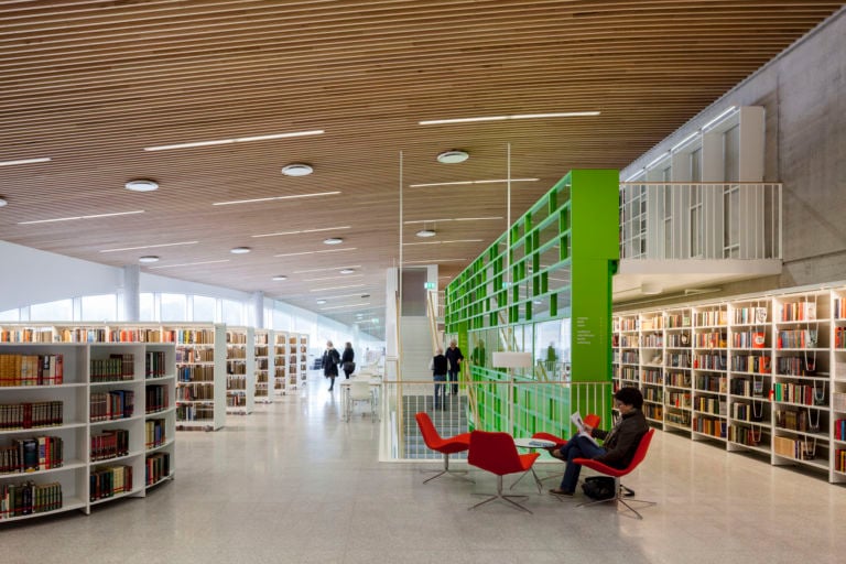 57 Architettura white and green. La Norvegia punta sull’integrazione paesaggistica e ambientale. E inaugura un centro culturale tutto bianco, progettato dai danesi 3XN