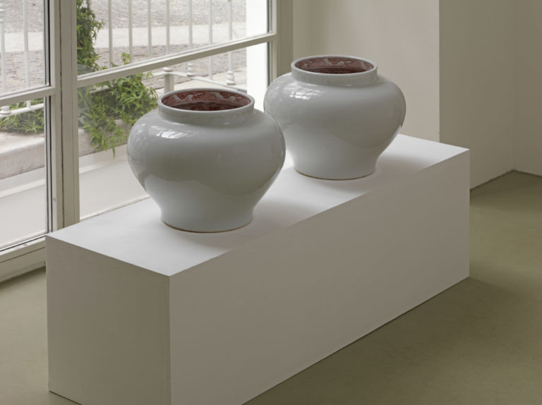 AI WEIWEI Ghost Gu 2007 2 pieces porcelain. Courtesy the artist and Lisson Gallery. Ai Weiwei, il maestro ceramista